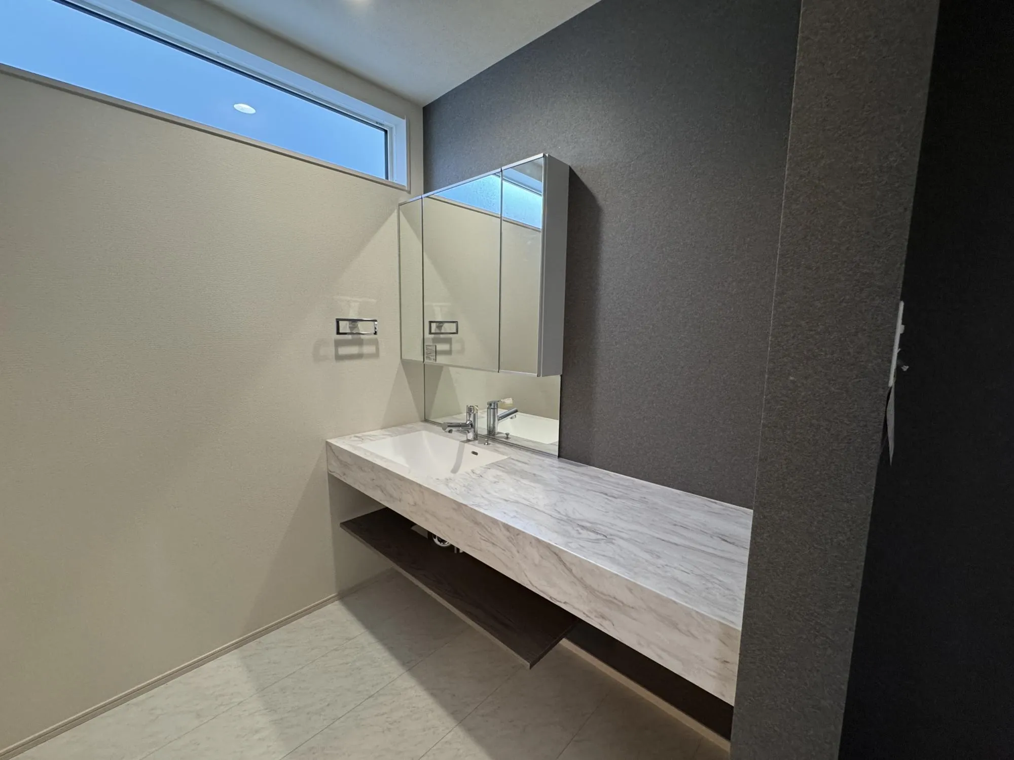 【⑫号棟洗面所】
ホテルライクな洗面台はワイドサイズで広々使えます!鏡の中も収納あり!