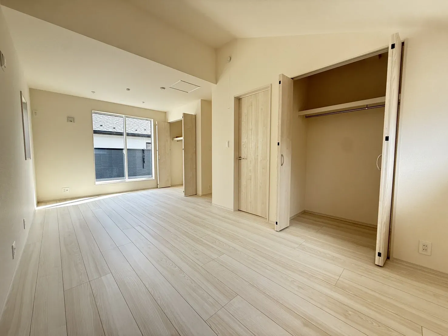 【⑬号棟洋室5.0帖+5.25帖】
それぞれの部屋に収納があり、2部屋に分けても収納に困りません!