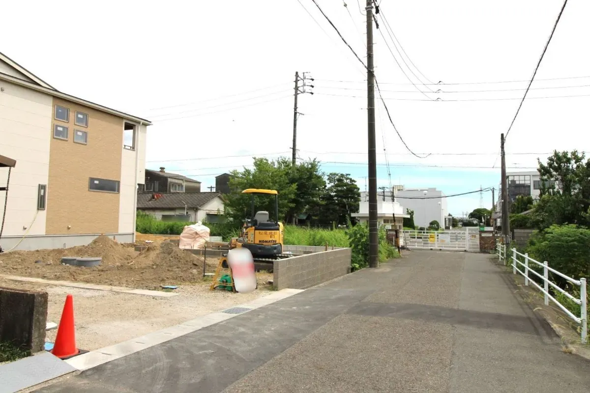 8月9日撮影　西側道路(北→南)