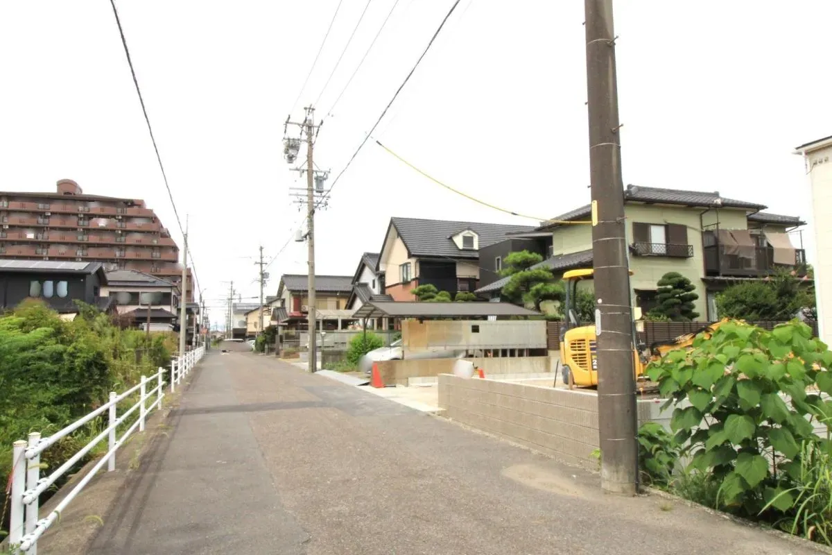8月9日撮影　西側道路(南→北)