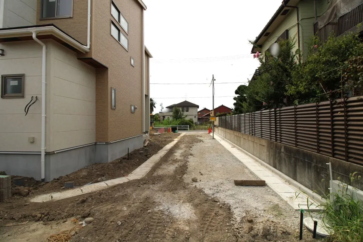 8月9日撮影　北側協定道路(東→西)