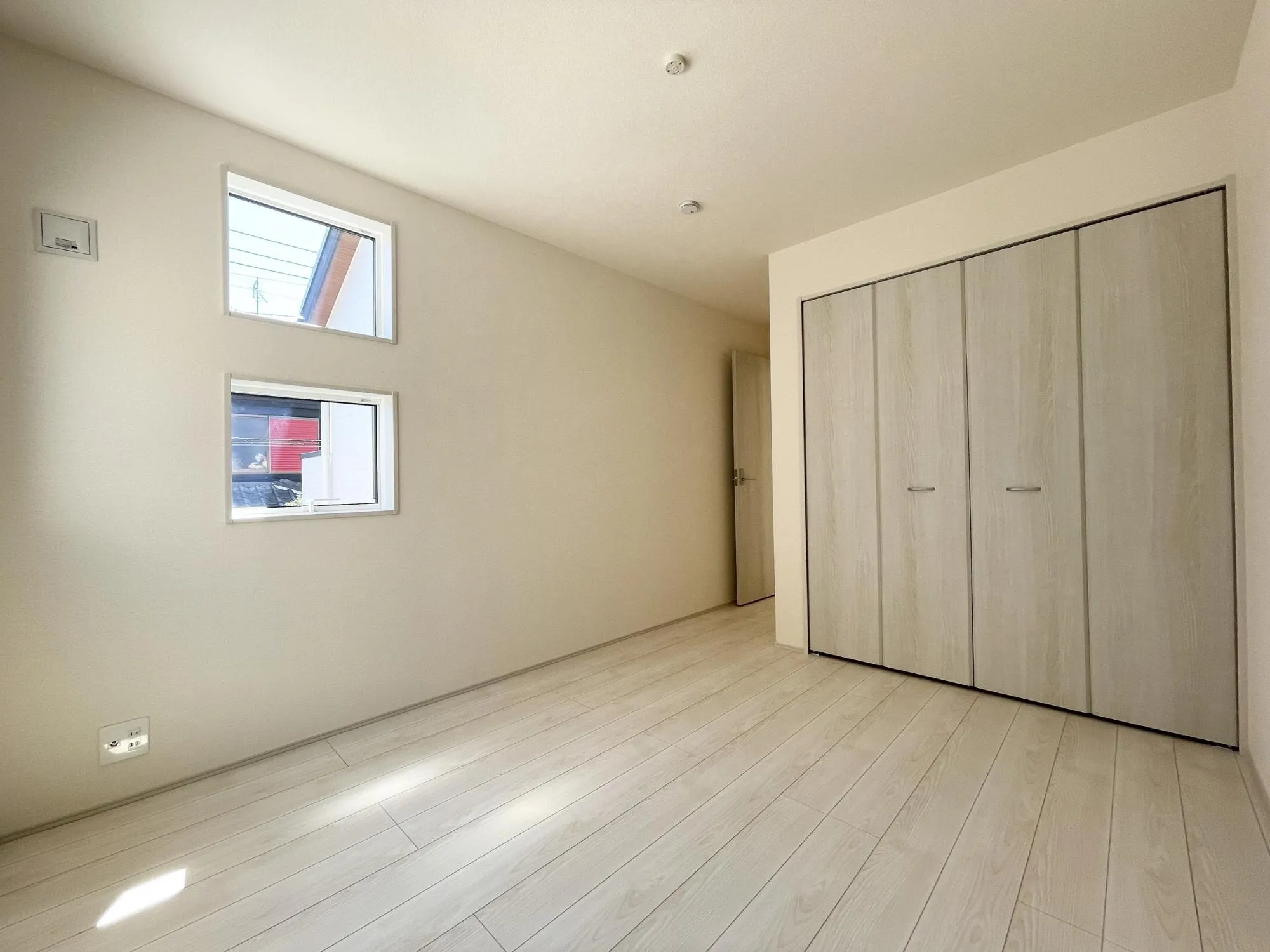 【洋室(5.25帖)】使い勝手の良いサイズのお部屋で、様々な用途でご利用可能◎扉付きのクローゼットが備わっており、身の回りの物をすっきり整理できます。