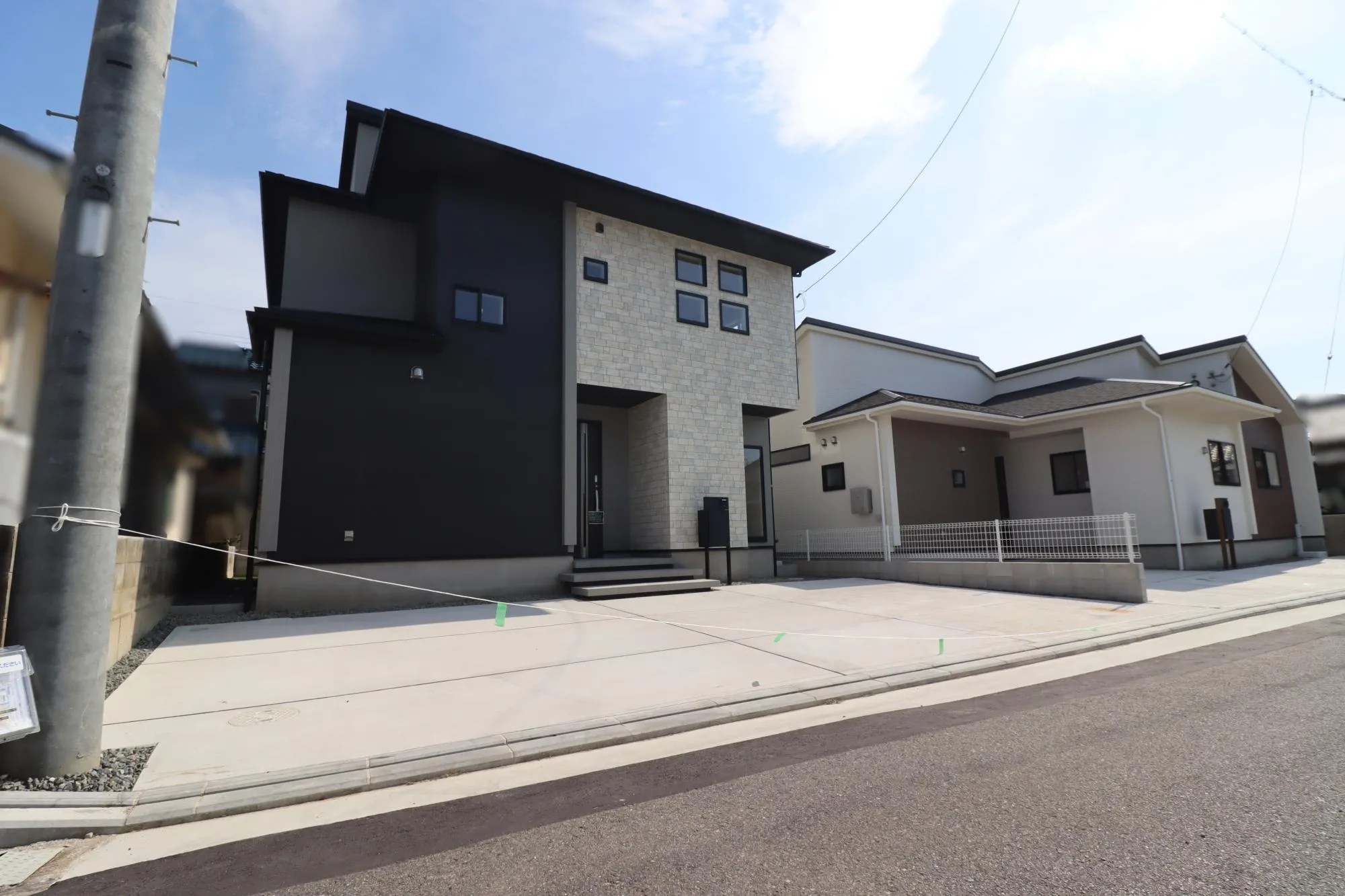【現地外観写真/左:2号棟(2階建て)/右:1号棟(平屋)】