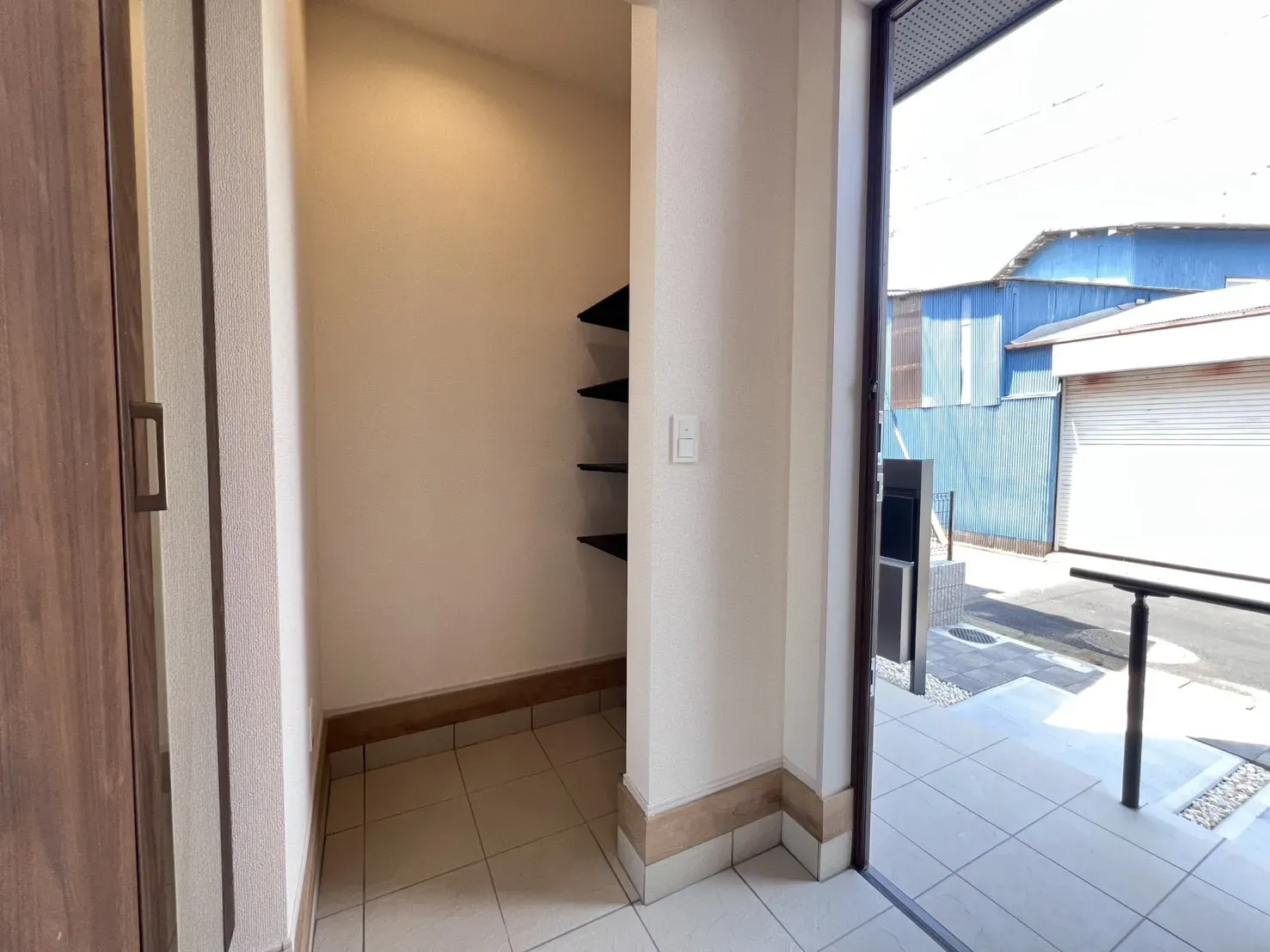 【1号棟 玄関土間収納】