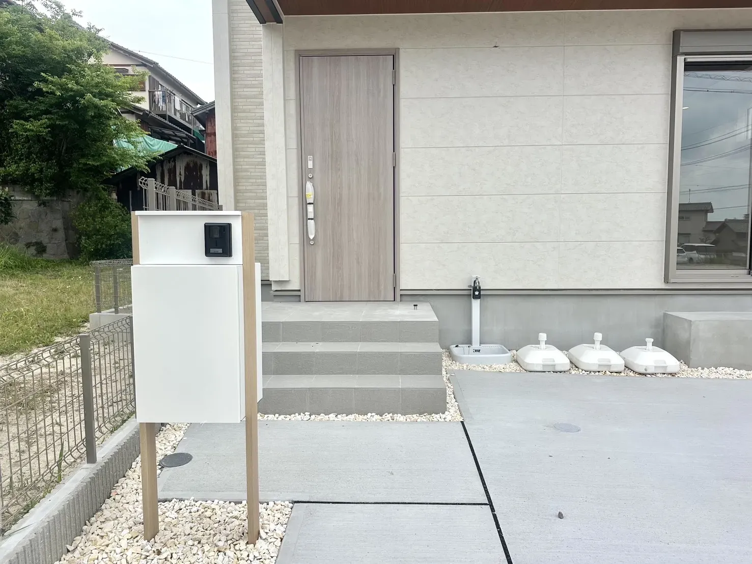 1号棟　宅配ボックス付き門柱　玄関扉