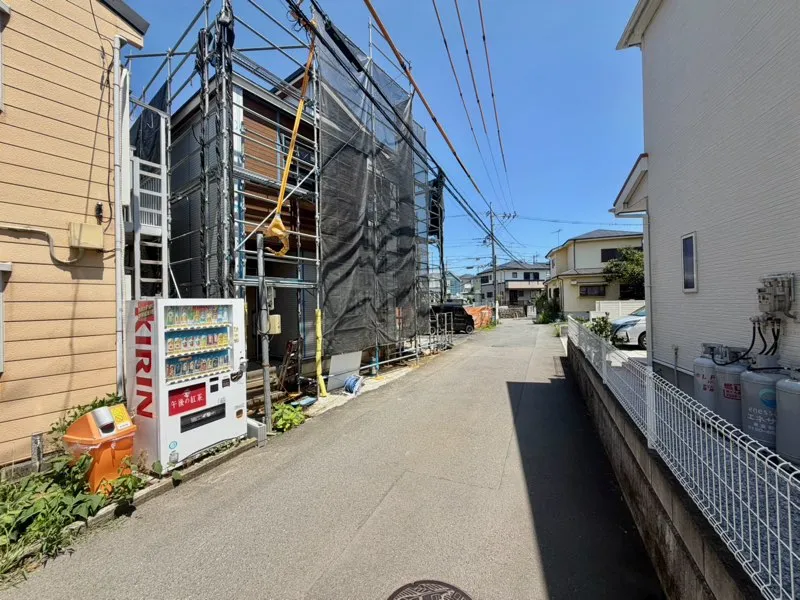 敷地面積195.22㎡あり広々した敷地となっております。周辺には教育施設が充実しておりますので小さなお子様のいるご家庭にもおススメの物件となっております。