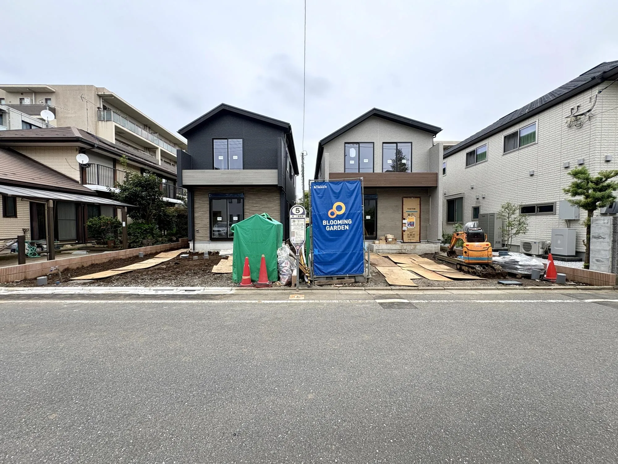 【前面道路含む外観写真】