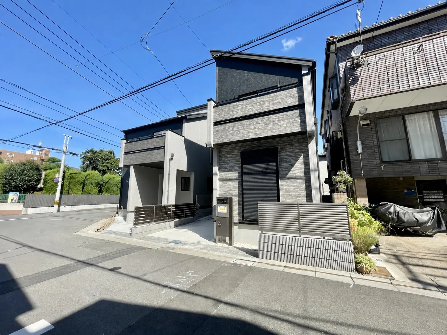 1号棟:「洗練されたモノトーン外観」