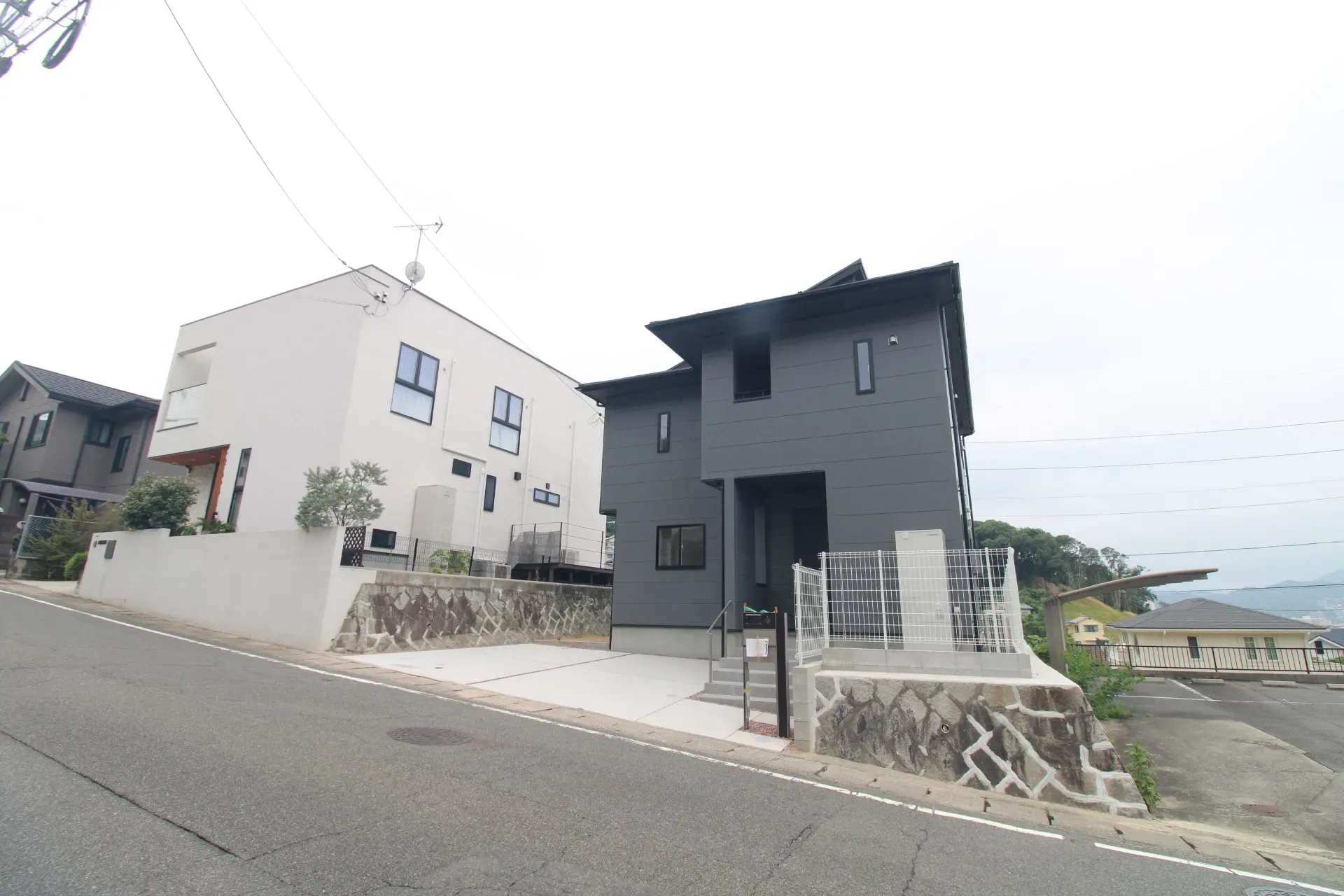 前面道路から見た外観