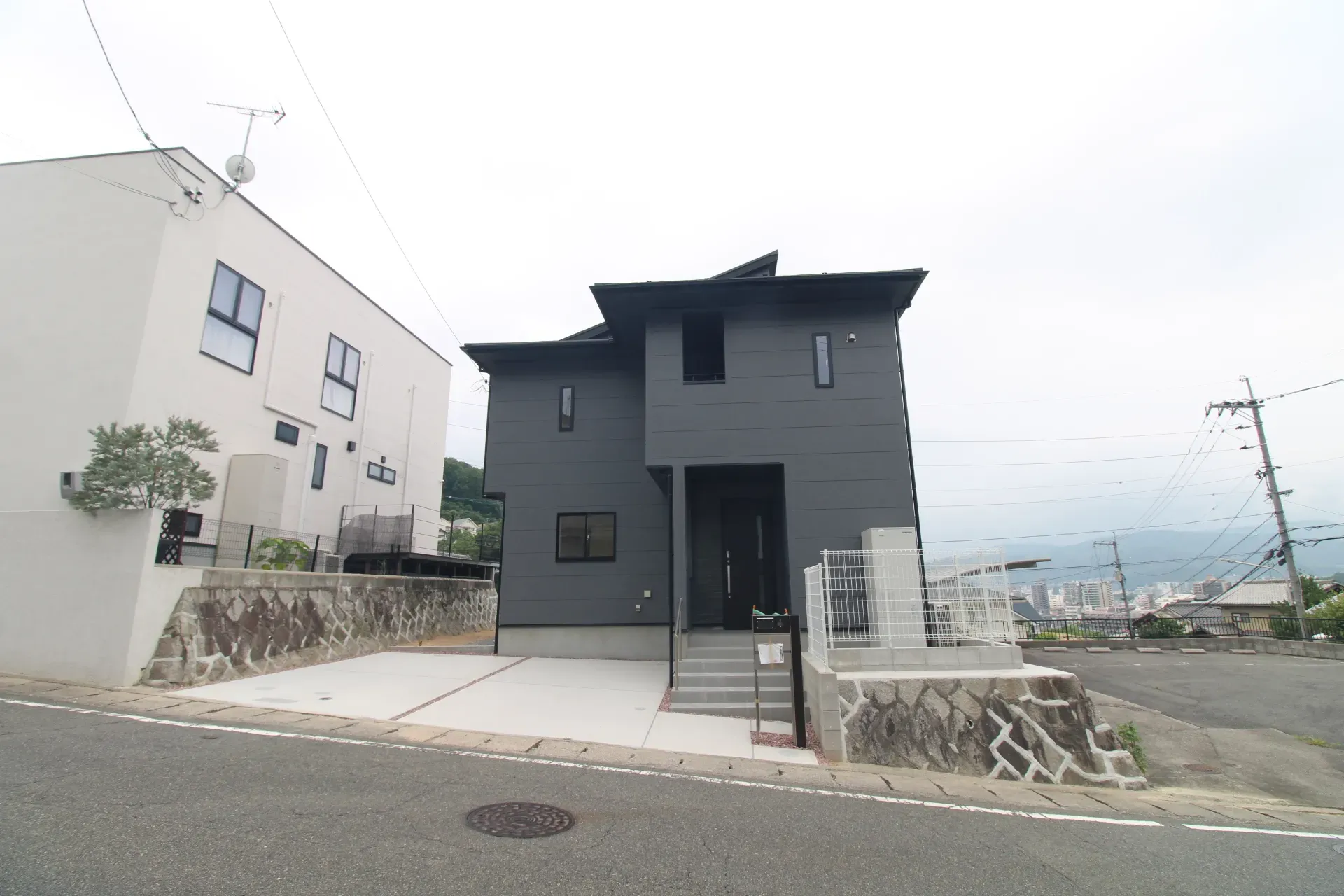 前面道路から見た外観