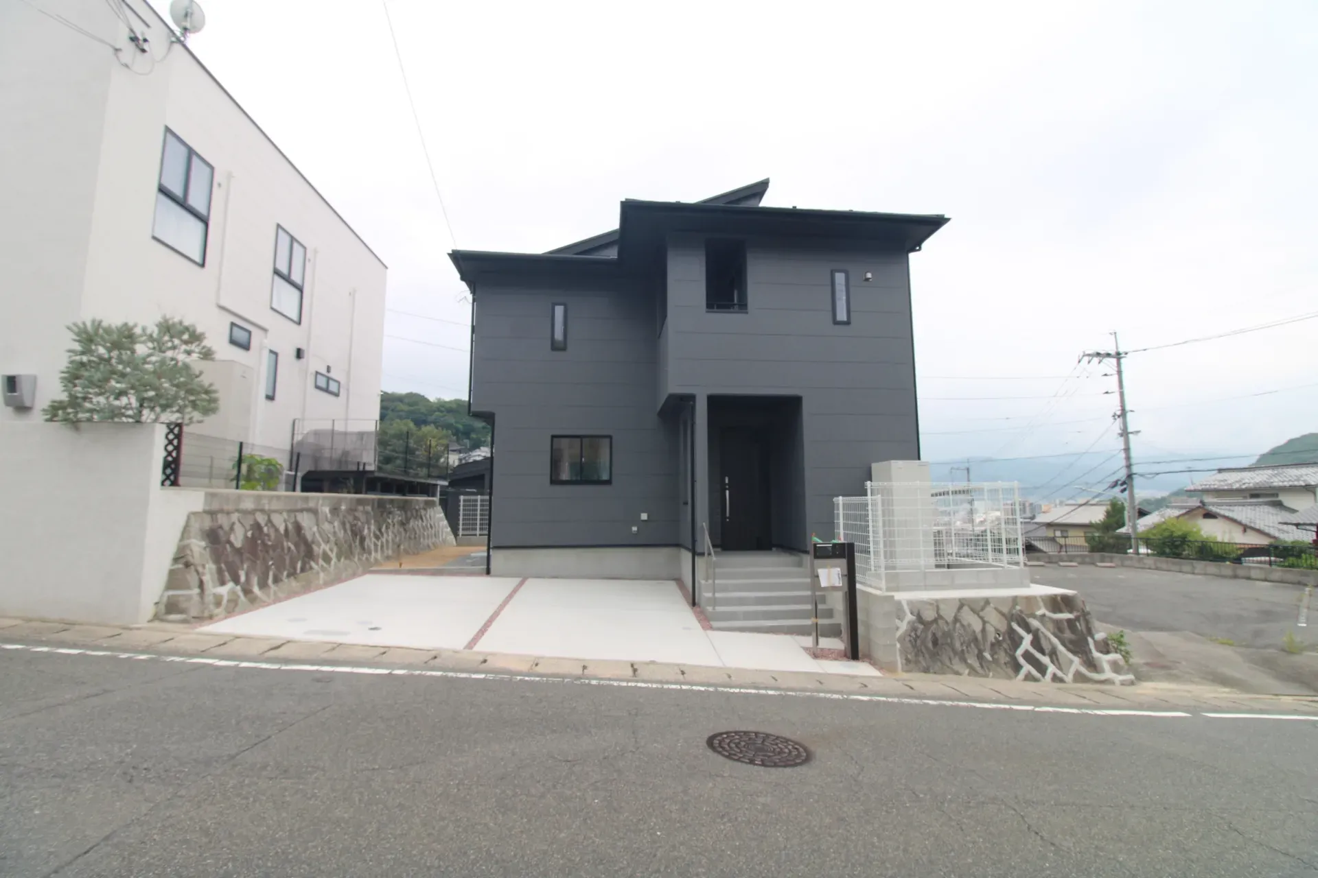 前面道路から見た外観