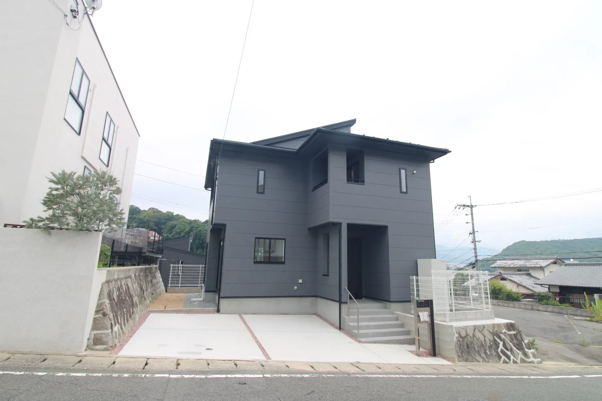前面道路から見た外観