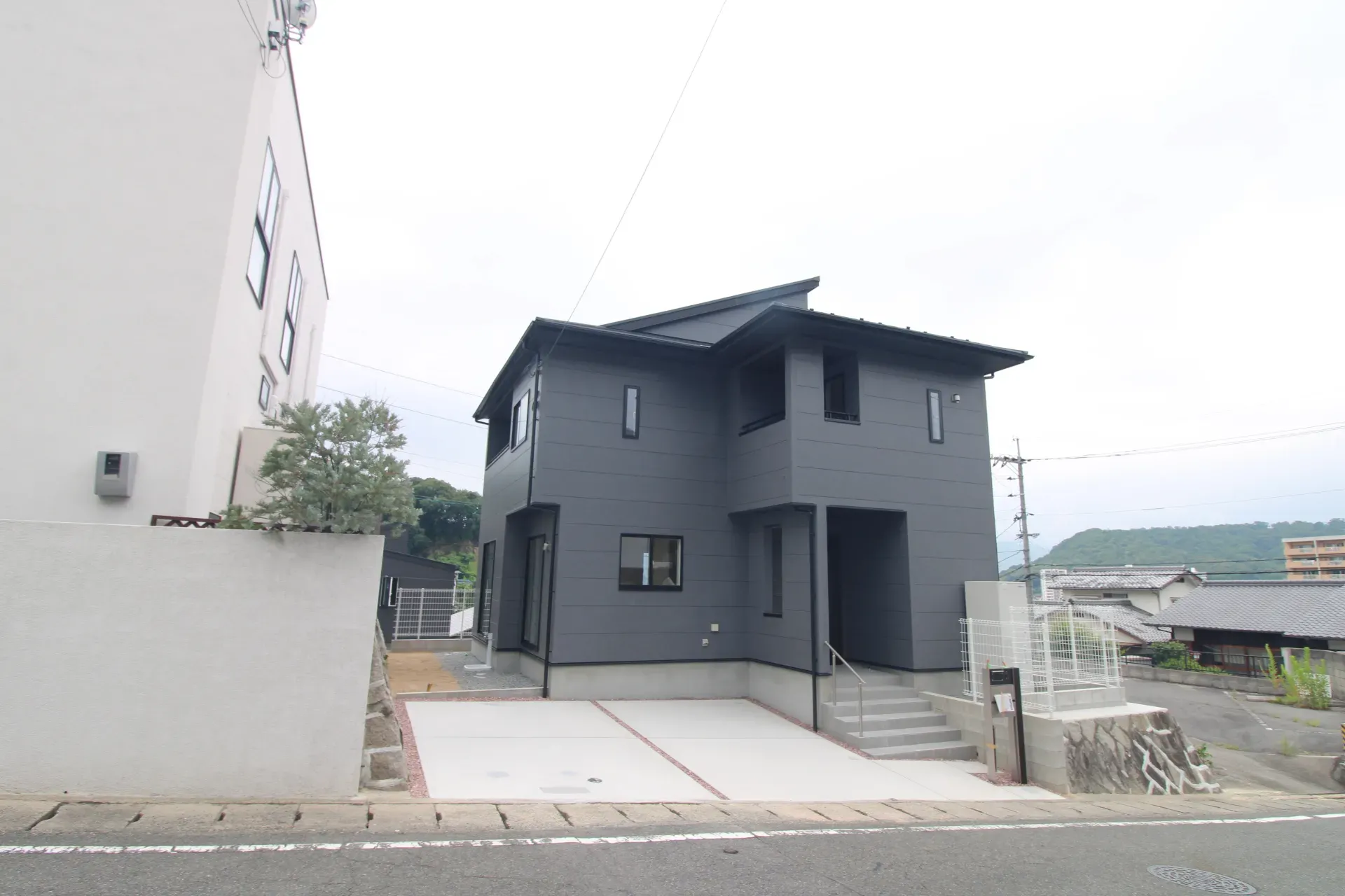 前面道路から見た外観