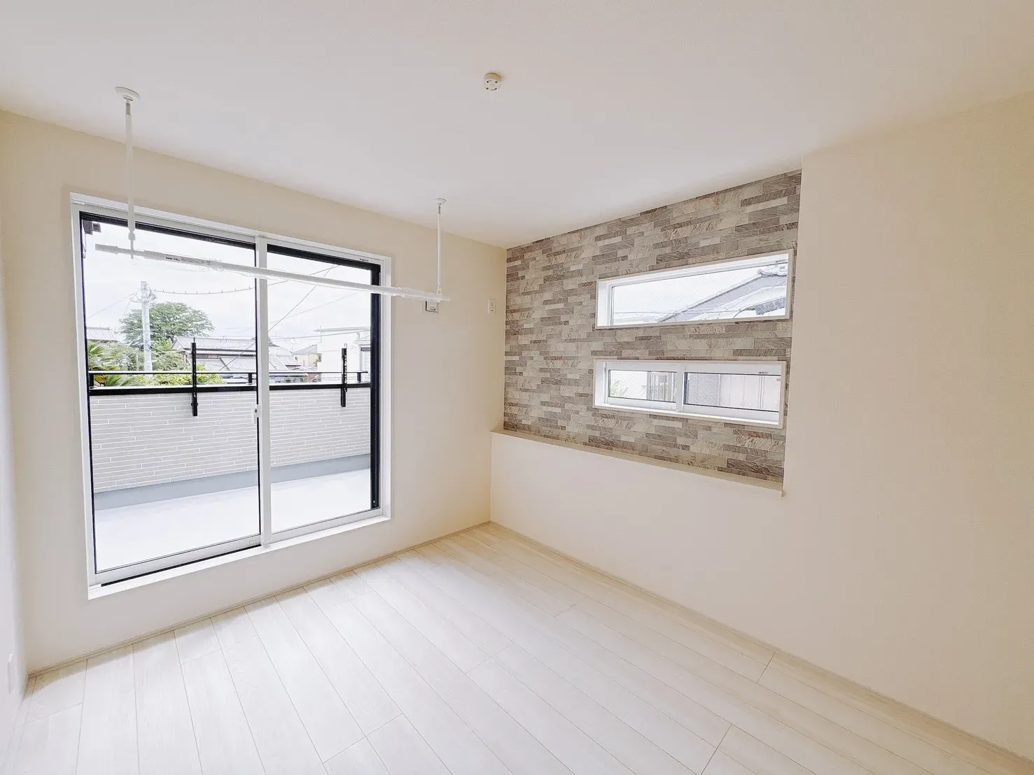 【洋室(6.17帖)】使い勝手の良いサイズのお部屋で、様々な用途でご利用可能◎扉付きのクローゼットが備わっており、身の回りの物をすっきり整理できます。