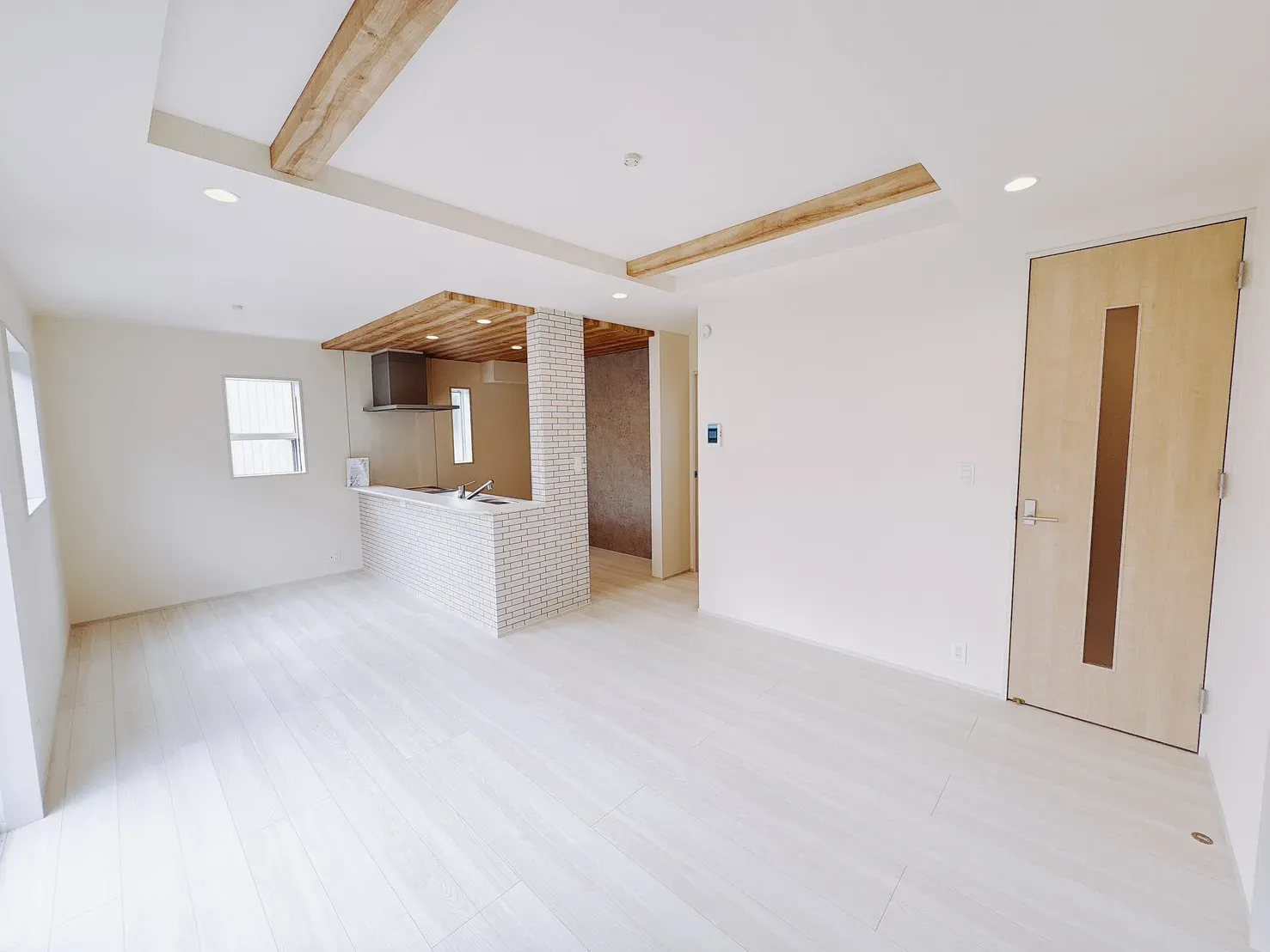 【折上天井】開放感を演出する折上天井。天井に立体感を持たせることで、空間に広がりと上質感をプラスしています。