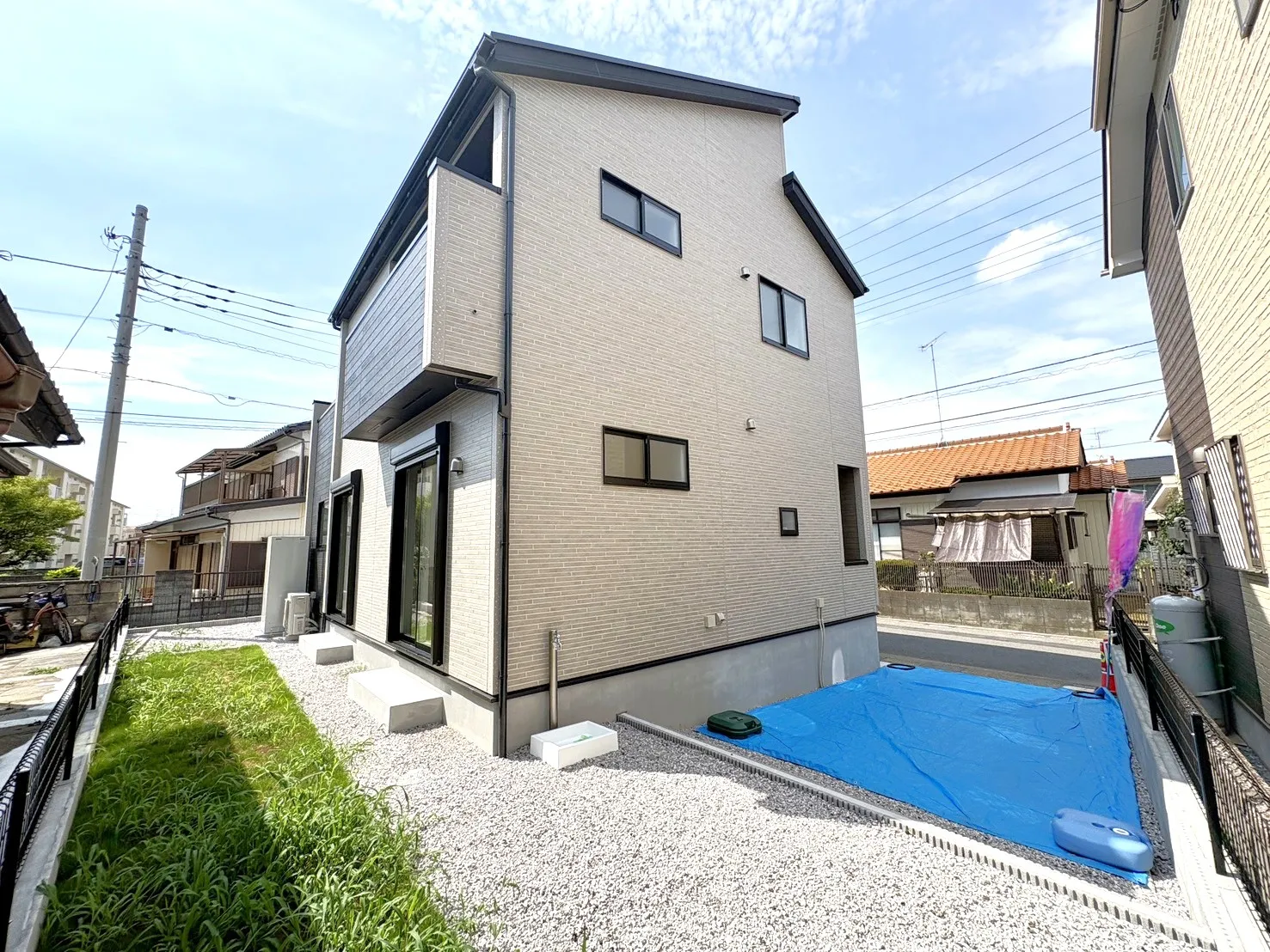 【外観写真】制震ダンパーを搭載した、地震に強い住まいです。地震の揺れを吸収し、建物へのダメージを軽減してくれる特徴があります。