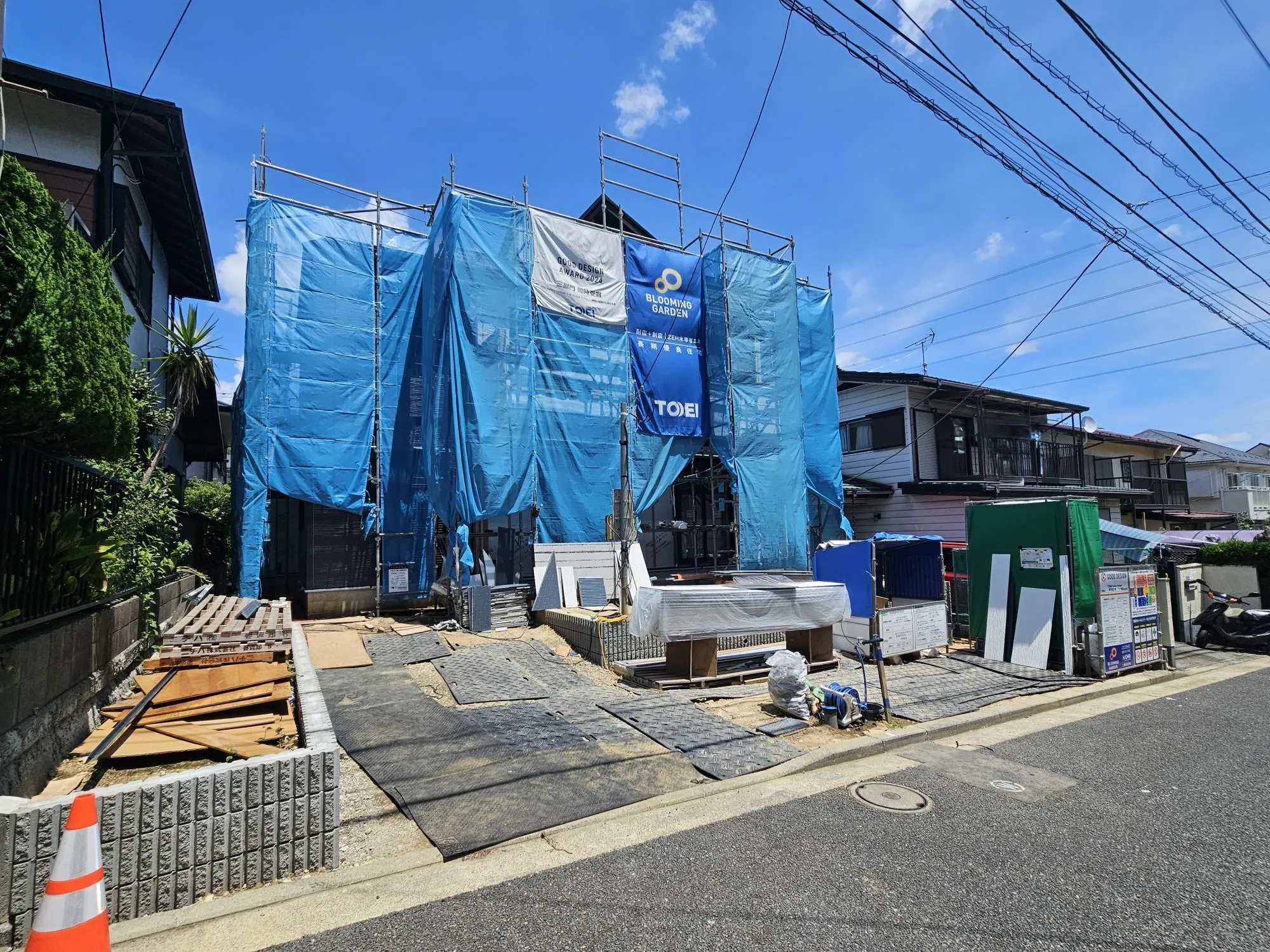 販売現地(R8.7.19)
南西道路のため日当たり良好!
広い庭付きでカースペースも充実したゆとりある敷地です♪