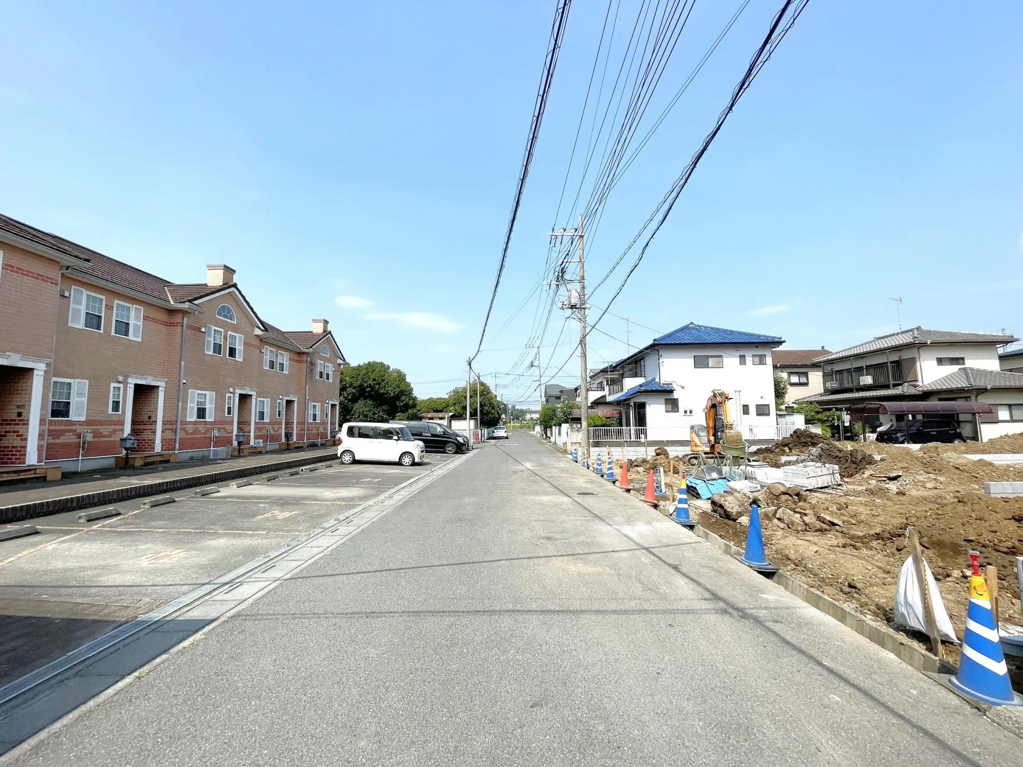 【外観写真】南側約6.0m公道に面した陽当たり良好な立地。開放感ある街並みの中で、明るく快適な暮らしを楽しめます。