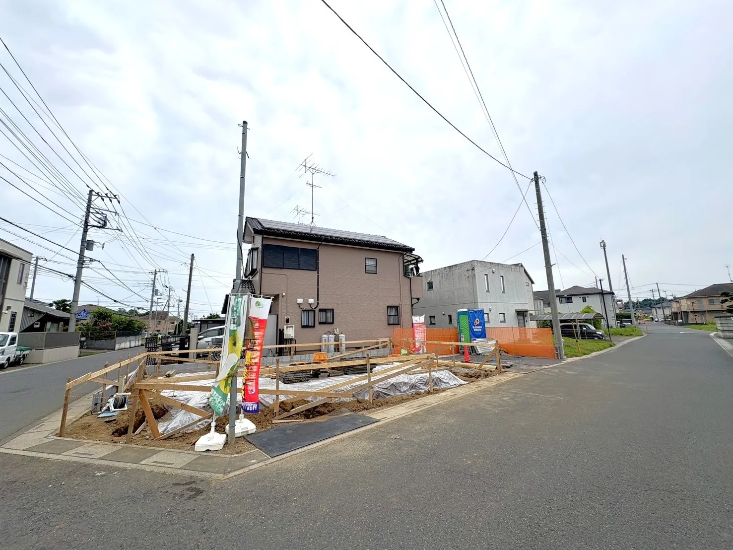 【外観写真】小学校徒歩7分、保育園徒歩3分、公園徒歩3分。スーパーやドラッグストアも身近に揃う、子育て世帯に嬉しい住環境です。