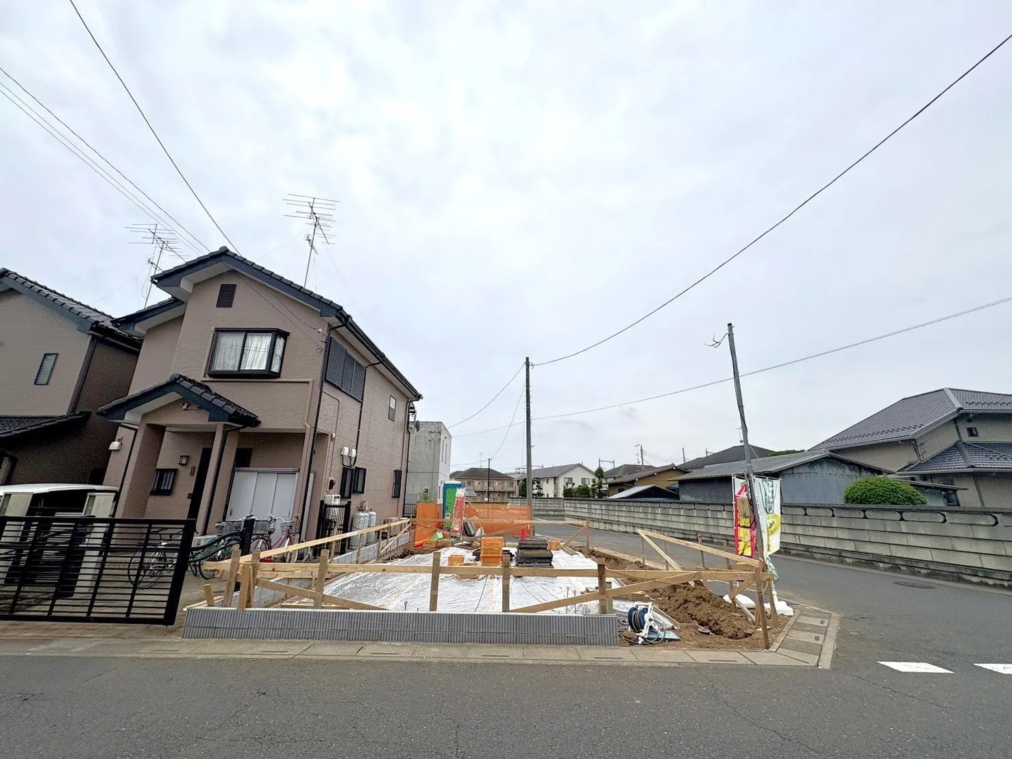 【外観写真】北側・南西側ともに約6.0m公道に面した開放感ある角地。陽当たりと風通しにも恵まれた住環境です。