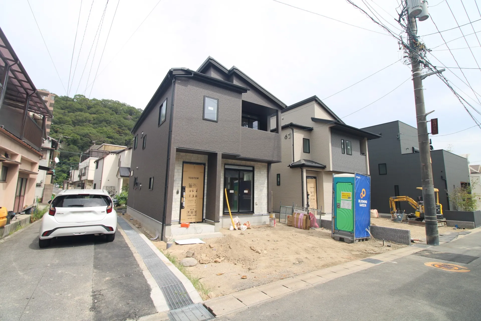 前面道路から見た外観