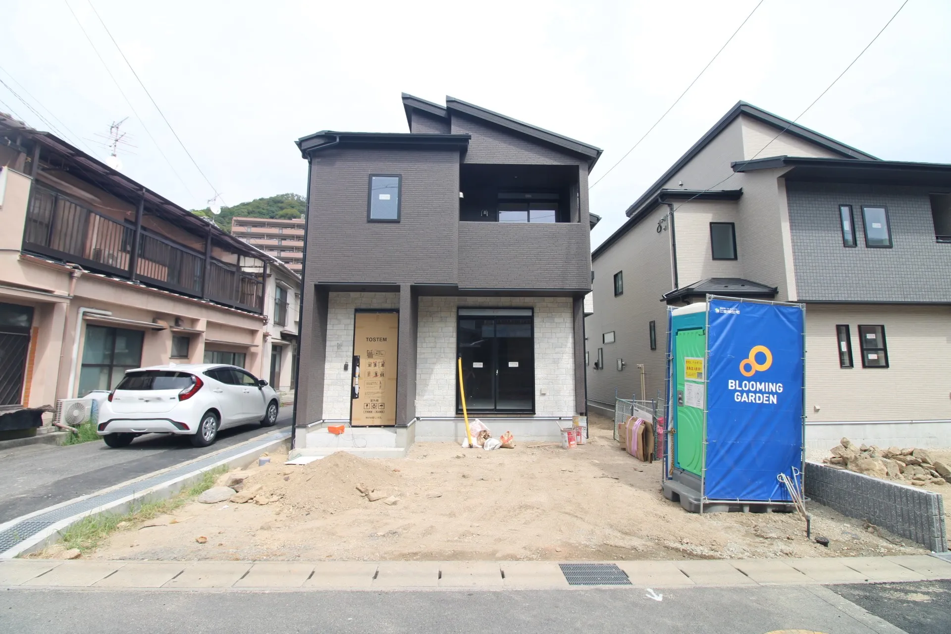 前面道路から見た外観