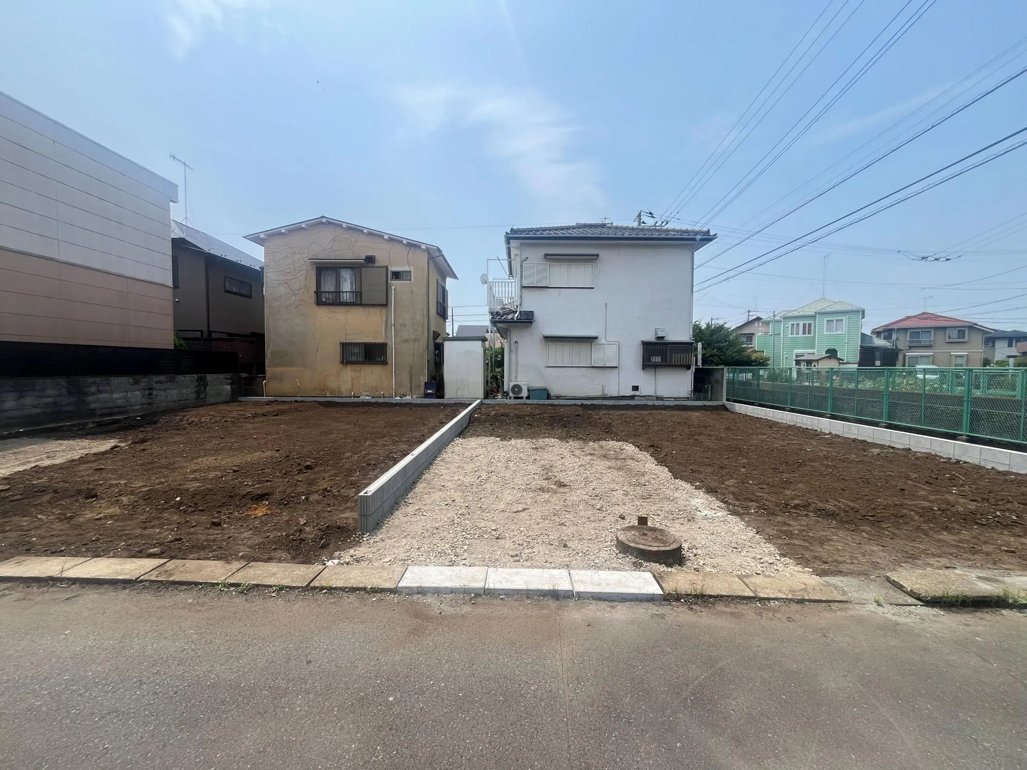 前面道路は車の通り抜けが出来ないので
駐車もらくらくです。