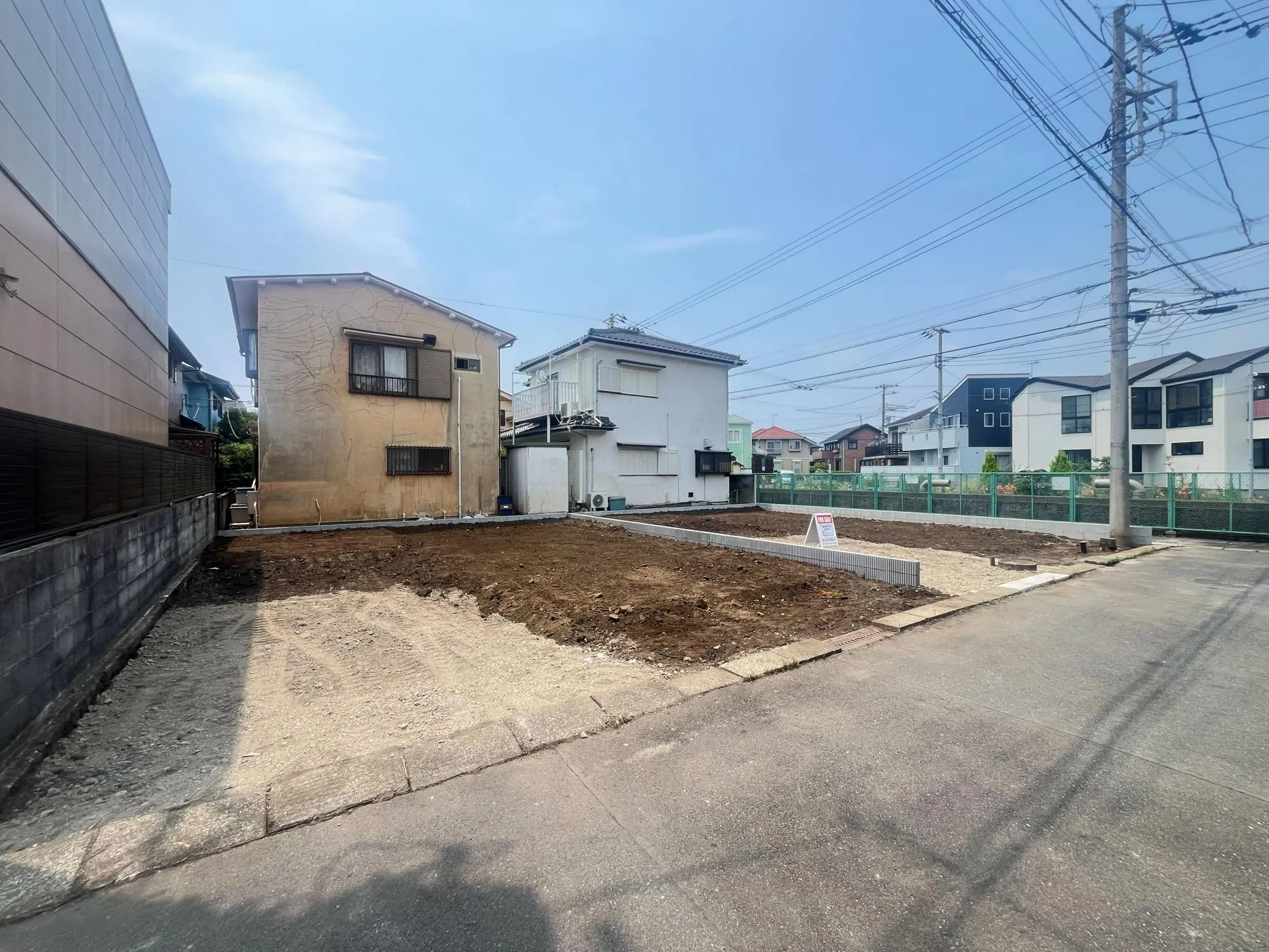 前面道路は高低差がなく駐車もしやすいです。