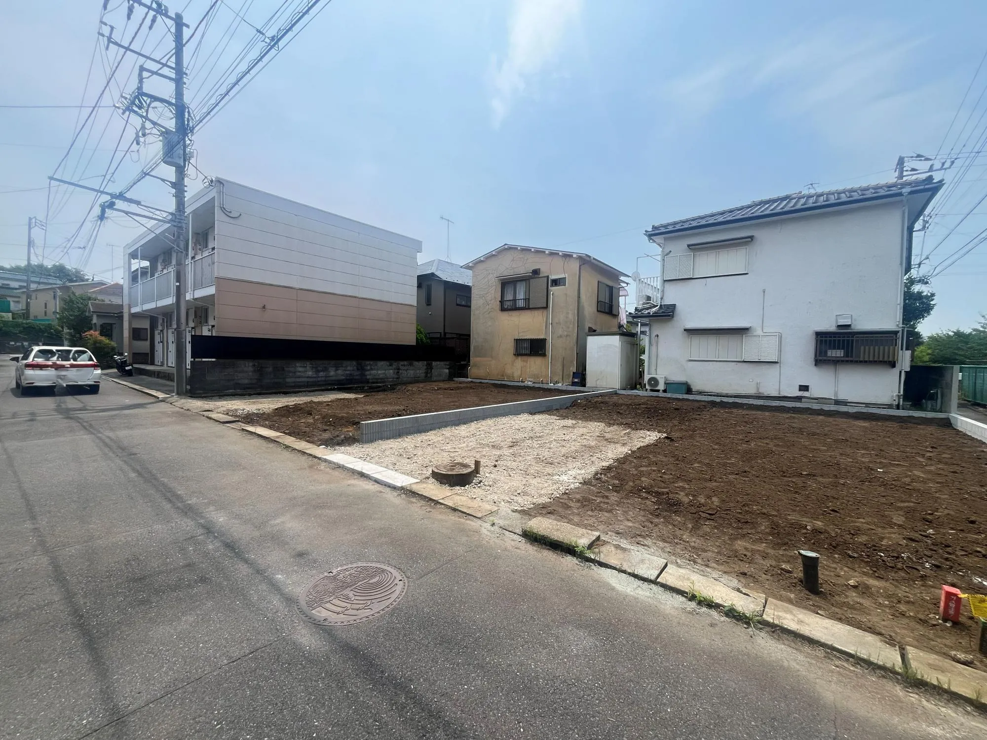 閑静な住宅街に佇む新築2棟。