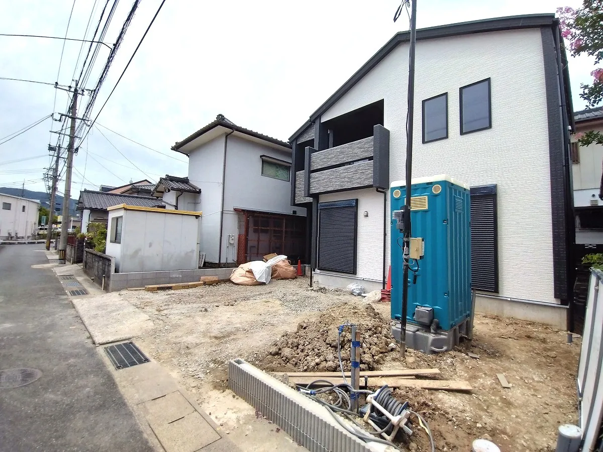 1号棟前面道路を含む建物外観(8月9日撮影)
