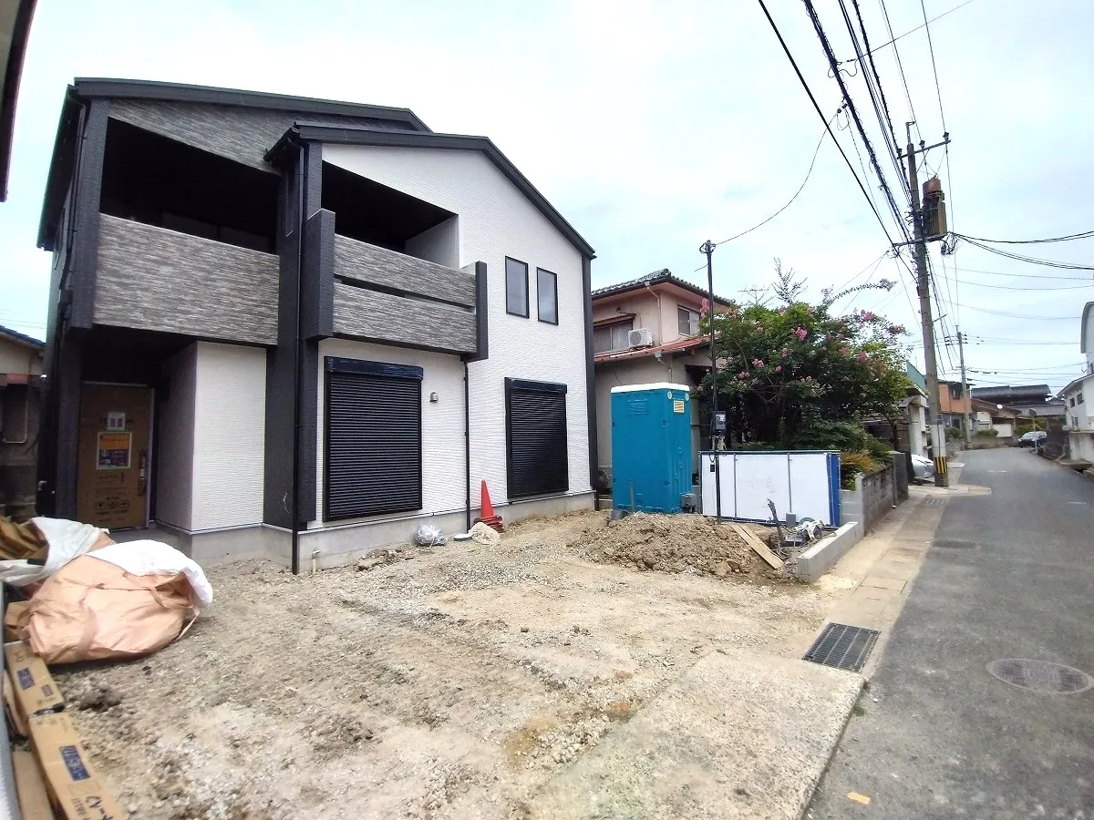 1号棟前面道路を含む建物外観(8月9日撮影)