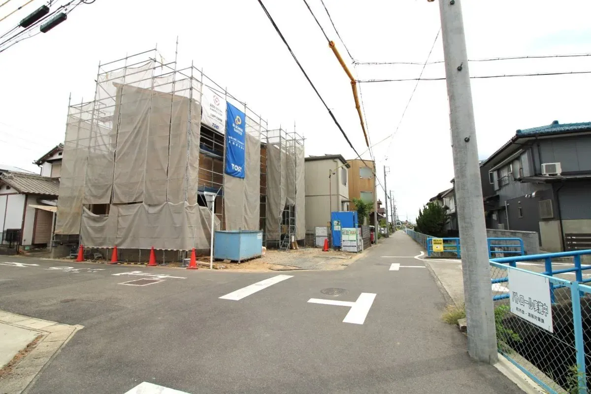 8月9日撮影　南側道路(西→東)