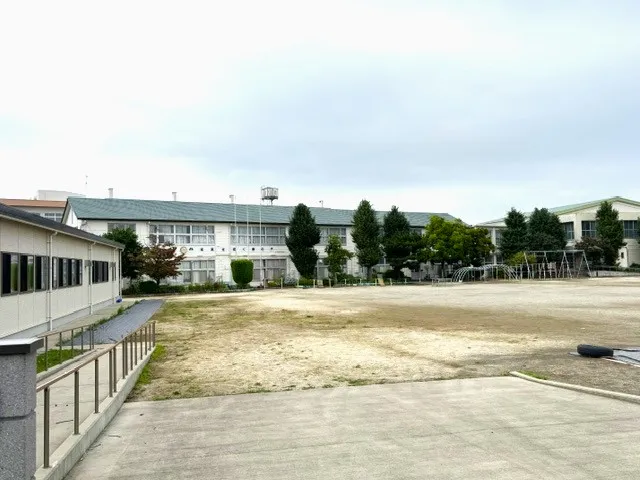 東小学校